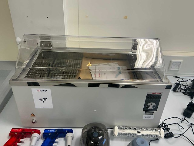 Diverse laboratoriumapparatuur - afbeelding 3 van  9