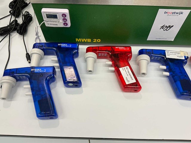 Diverse laboratoriumapparatuur - afbeelding 3 van  9