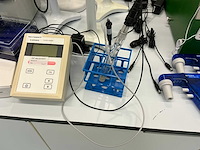 Diverse laboratoriumapparatuur - afbeelding 5 van  9