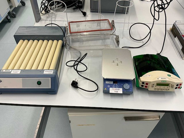 Diverse laboratoriumapparatuur - afbeelding 1 van  9