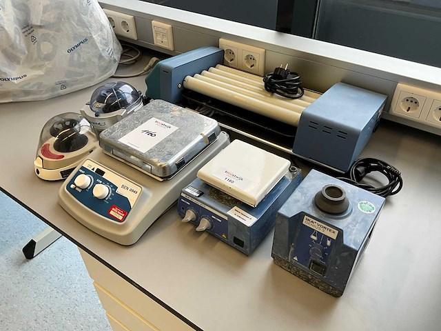Diverse laboratoriumapparatuur - afbeelding 10 van  17