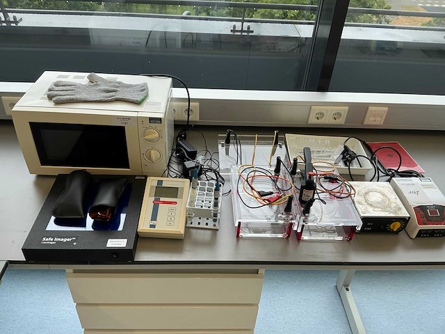 Diverse laboratoriumapparatuur - afbeelding 1 van  9