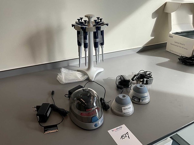 Diverse laboratoriumapparatuur - afbeelding 5 van  10