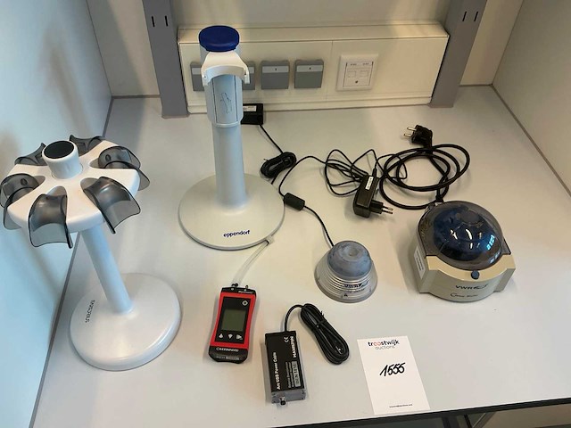 Diverse laboratoriumapparatuur - afbeelding 1 van  5