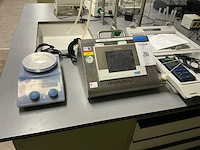 Diverse laboratoriumapparatuur - afbeelding 2 van  4