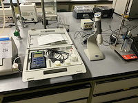 Diverse laboratoriumapparatuur - afbeelding 3 van  4