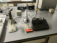 Diverse laboratoriumapparatuur - afbeelding 4 van  4