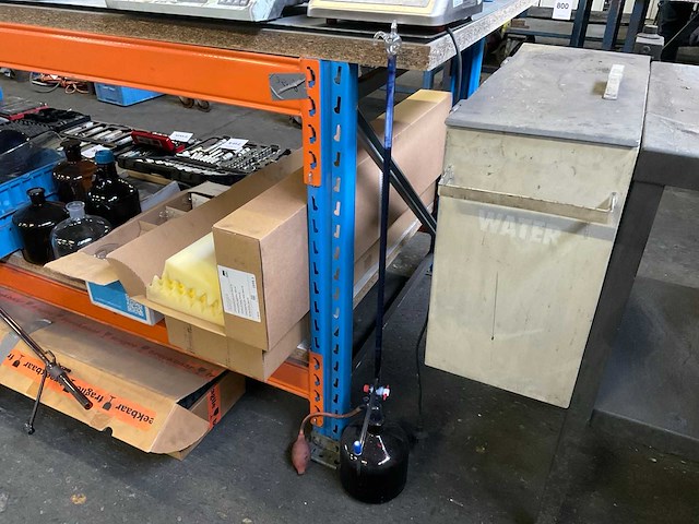 Diverse laboratoriumapparatuur - afbeelding 2 van  11