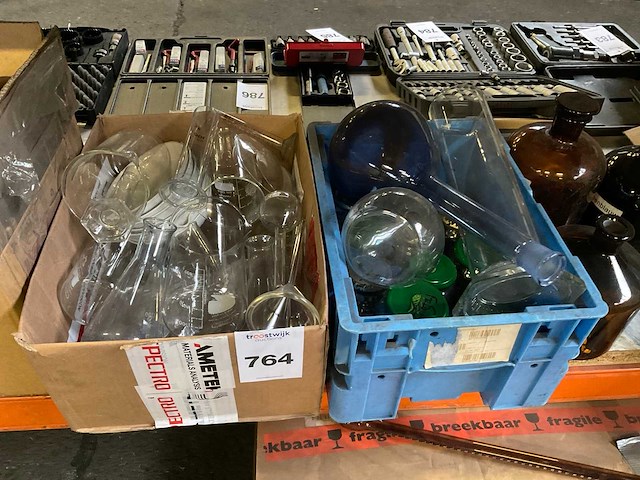 Diverse laboratoriumapparatuur - afbeelding 7 van  11