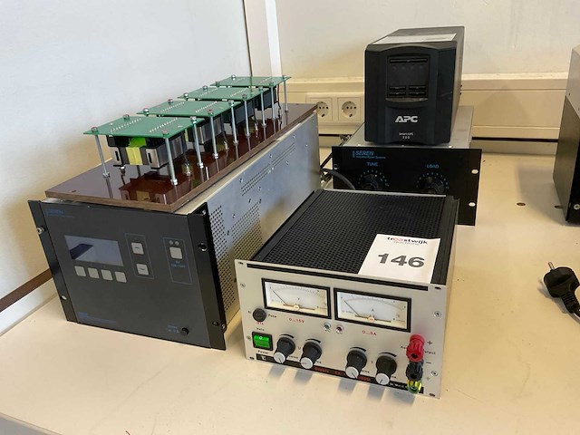 Diverse laboratoriumapparatuur - afbeelding 1 van  7