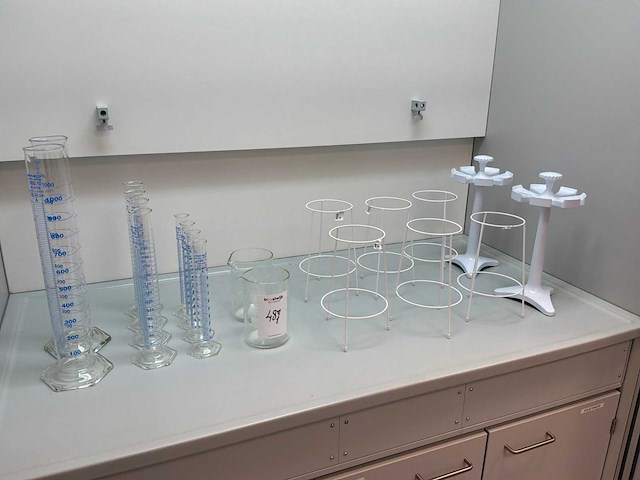 Diverse laboratoriumapparatuur - afbeelding 1 van  3