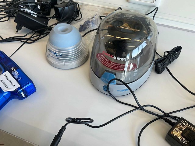 Diverse laboratoriumapparatuur - afbeelding 4 van  7