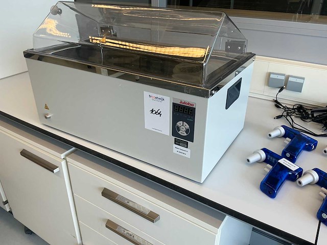 Diverse laboratoriumapparatuur - afbeelding 5 van  7