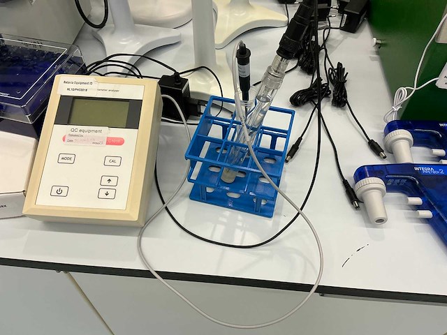 Diverse laboratoriumapparatuur - afbeelding 5 van  9