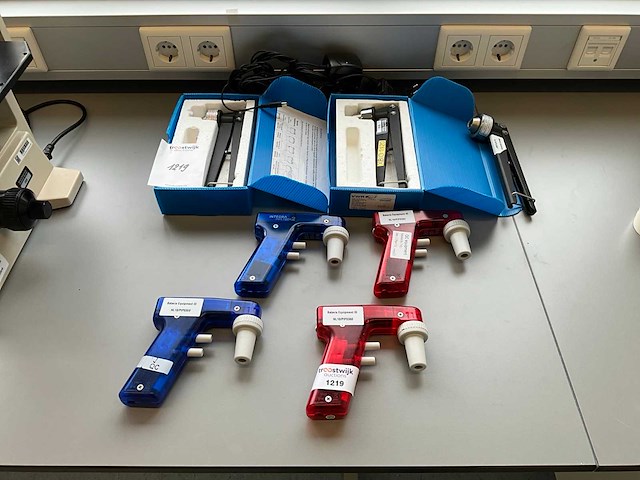Diverse laboratoriumapparatuur - afbeelding 1 van  5