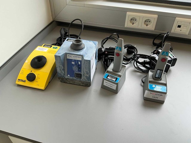 Diverse laboratoriumapparatuur - afbeelding 1 van  6