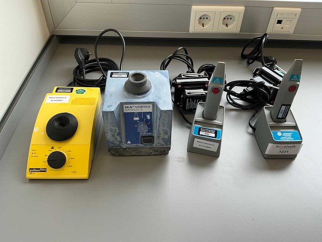 Diverse laboratoriumapparatuur - afbeelding 2 van  6