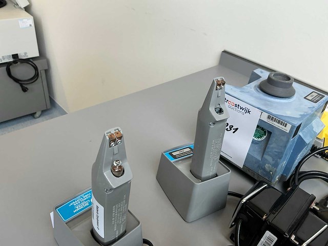 Diverse laboratoriumapparatuur - afbeelding 6 van  6