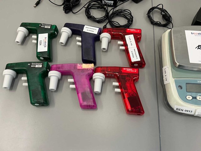 Diverse laboratoriumapparatuur - afbeelding 1 van  9
