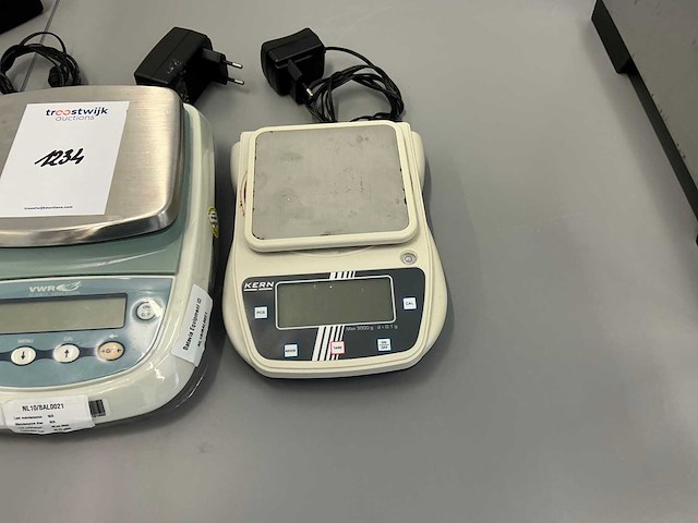 Diverse laboratoriumapparatuur - afbeelding 3 van  9