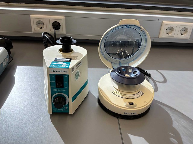 Diverse laboratoriumapparatuur - afbeelding 2 van  4