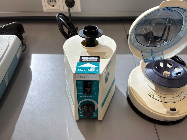 Diverse laboratoriumapparatuur - afbeelding 3 van  4
