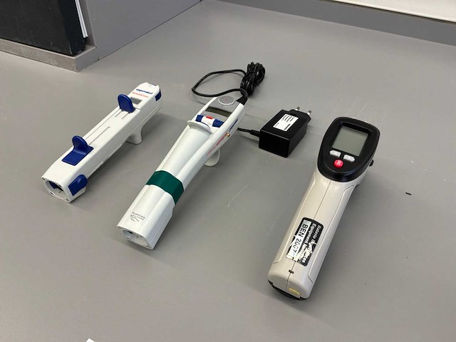 Diverse laboratoriumapparatuur - afbeelding 1 van  7