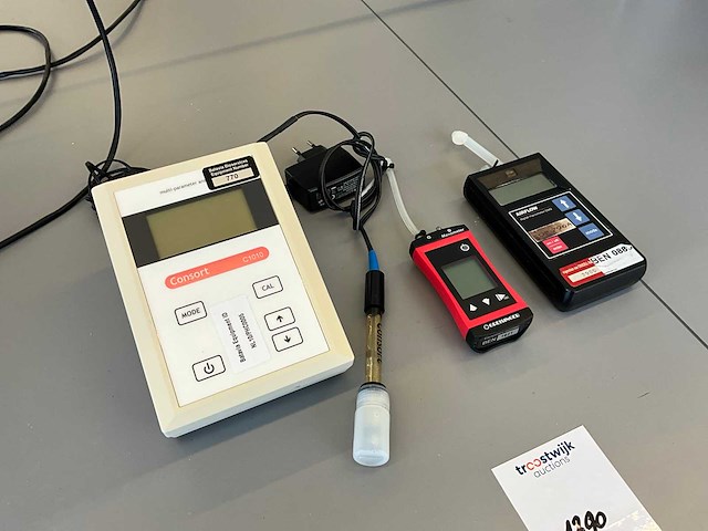 Diverse laboratoriumapparatuur - afbeelding 2 van  2
