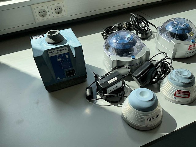 Diverse laboratoriumapparatuur - afbeelding 2 van  6
