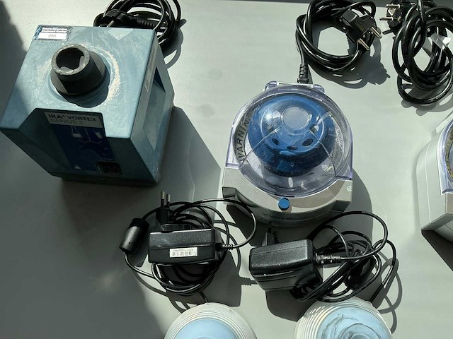 Diverse laboratoriumapparatuur - afbeelding 6 van  6