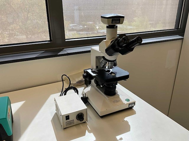 Diverse laboratoriumapparatuur - afbeelding 2 van  5