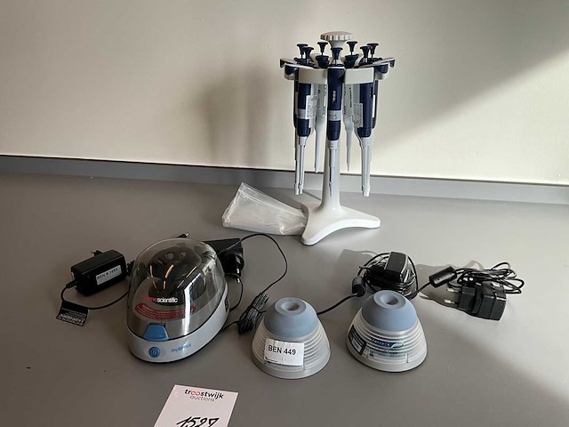 Diverse laboratoriumapparatuur - afbeelding 1 van  10