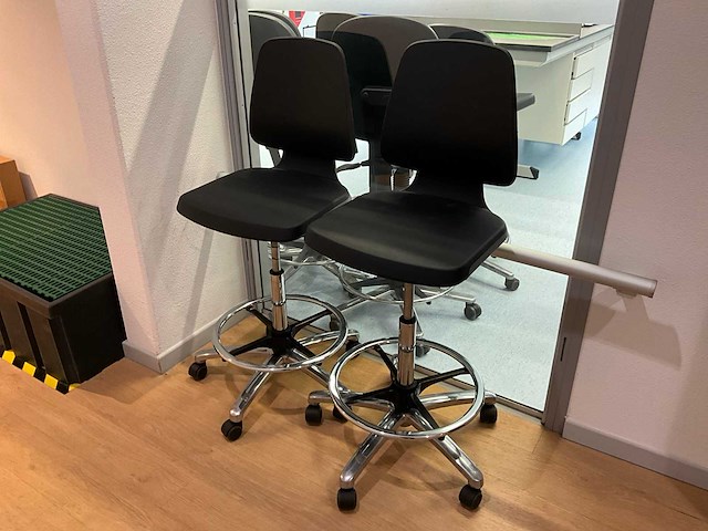 Diverse laboratoriumleerstoelen - afbeelding 2 van  3