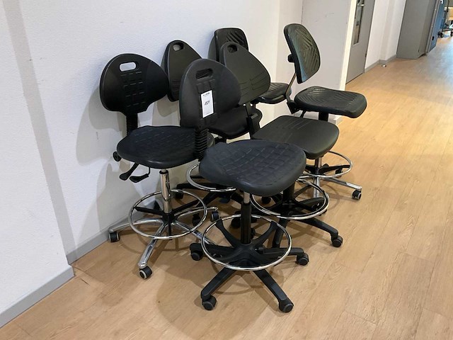 Diverse laboratoriumleerstoelen - afbeelding 3 van  3