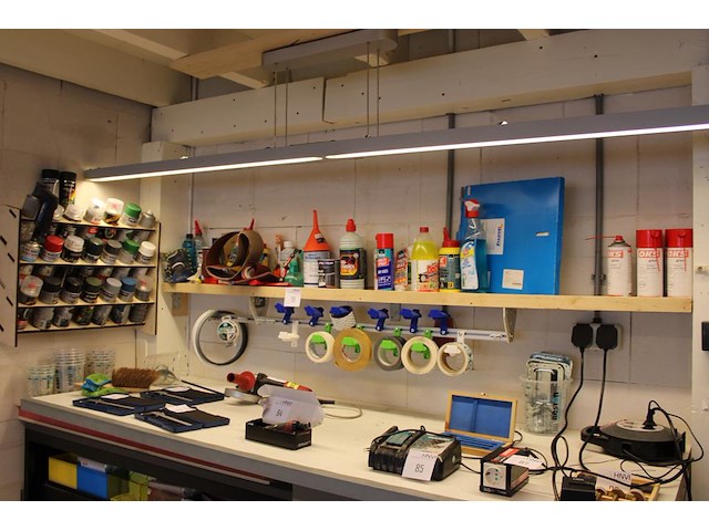 Diverse lakken, lijmen, schoonmaak producten en tapes op schap. - afbeelding 1 van  4