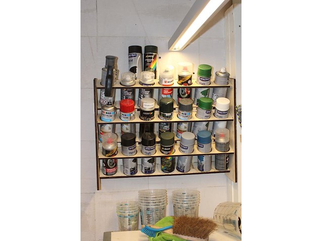 Diverse lakken, lijmen, schoonmaak producten en tapes op schap. - afbeelding 2 van  4