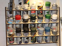 Diverse lakken, lijmen, schoonmaak producten en tapes op schap. - afbeelding 2 van  4