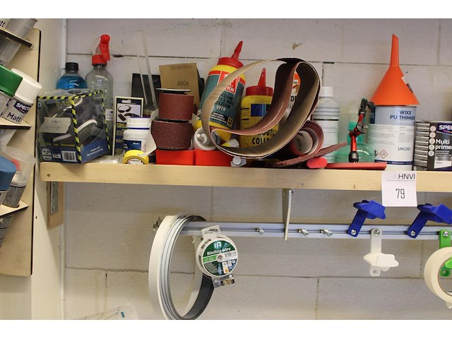 Diverse lakken, lijmen, schoonmaak producten en tapes op schap. - afbeelding 3 van  4