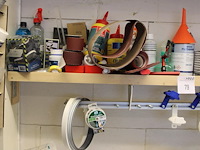 Diverse lakken, lijmen, schoonmaak producten en tapes op schap. - afbeelding 3 van  4