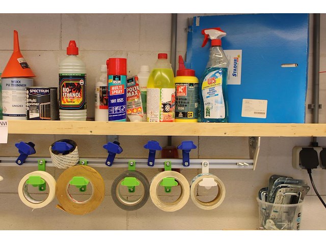 Diverse lakken, lijmen, schoonmaak producten en tapes op schap. - afbeelding 4 van  4