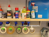 Diverse lakken, lijmen, schoonmaak producten en tapes op schap. - afbeelding 4 van  4