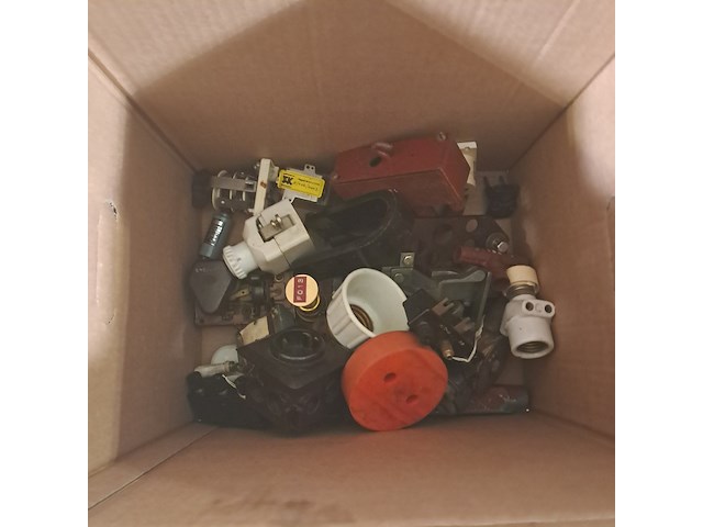 Diverse lampen en installatiemateriaal - afbeelding 2 van  8