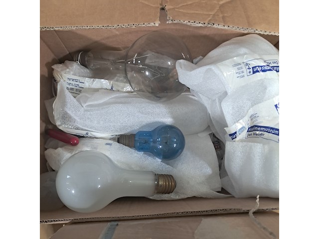 Diverse lampen en installatiemateriaal - afbeelding 3 van  8