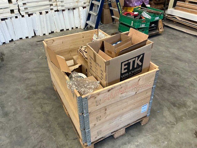 Diverse lampen en tegels - afbeelding 1 van  7