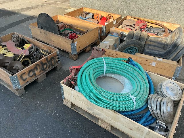 Diverse landbouwonderdelen - afbeelding 1 van  10