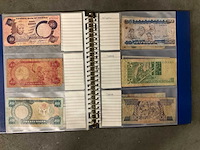 Diverse lectuur en map met buitenlandse valuta - afbeelding 2 van  12