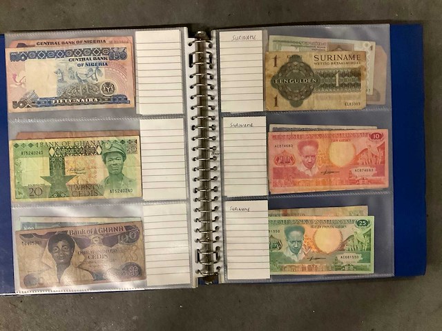 Diverse lectuur en map met buitenlandse valuta - afbeelding 3 van  12