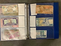 Diverse lectuur en map met buitenlandse valuta - afbeelding 4 van  12