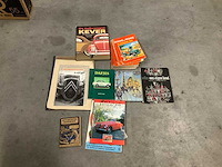 Diverse lectuur en map met buitenlandse valuta - afbeelding 1 van  12