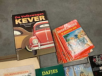 Diverse lectuur en map met buitenlandse valuta - afbeelding 5 van  12